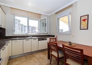 Geräumige 2+1 Wohnung in einem Komplex mit entwickelter Infrastruktur in der Gegend von Dschikkilli