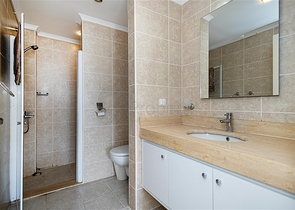 Geräumige 2+1 Wohnung in einem Komplex mit entwickelter Infrastruktur in der Gegend von Dschikkilli