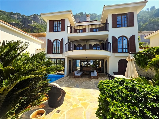 5+2 Luxusvilla mit Meerblick im Zentrum von Alanya — Privatsphäre, Komfort und Luxus an einem Ort