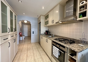 Geräumige möblierte 2+1-Wohnung nur 150 Meter vom Meer entfernt im Stadtteil Oba