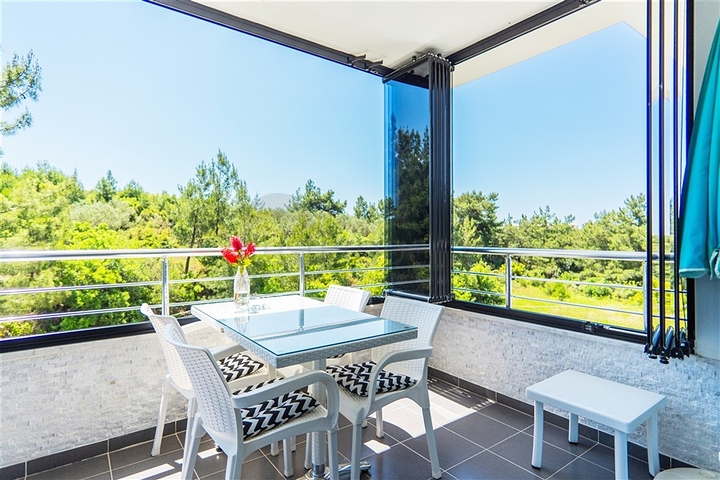 Gemütliche 2+1 Wohnung in einem Haus mit Pool und Grünfläche