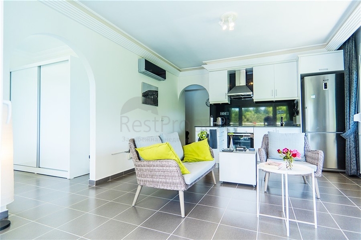 Gemütliche 2+1 Wohnung in einem Haus mit Pool und Grünfläche