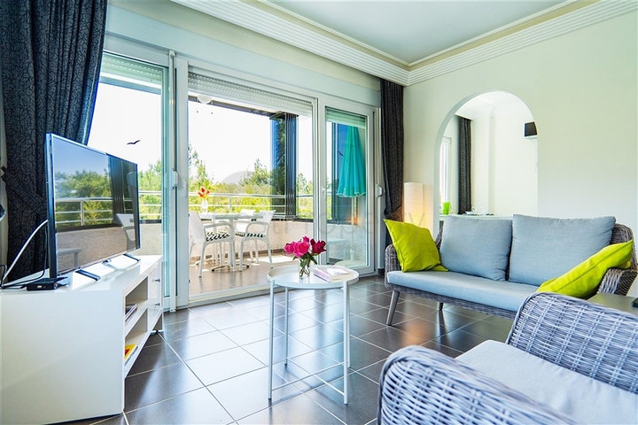 Gemütliche 2+1 Wohnung in einem Haus mit Pool und Grünfläche