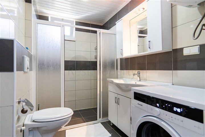 Gemütliche 2+1 Wohnung in einem Haus mit Pool und Grünfläche