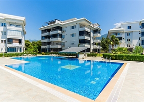 Gemütliche 2+1 Wohnung in einem Haus mit Pool und Grünfläche