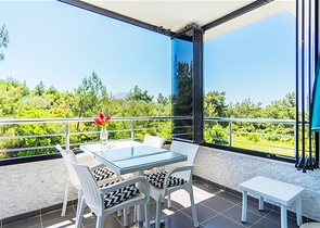 Gemütliche 2+1 Wohnung in einem Haus mit Pool und Grünfläche