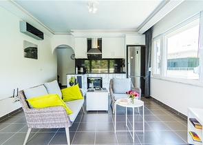 Gemütliche 2+1 Wohnung in einem Haus mit Pool und Grünfläche