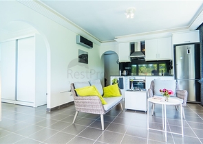 Gemütliche 2+1 Wohnung in einem Haus mit Pool und Grünfläche