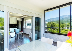 Gemütliche 2+1 Wohnung in einem Haus mit Pool und Grünfläche