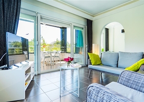 Gemütliche 2+1 Wohnung in einem Haus mit Pool und Grünfläche