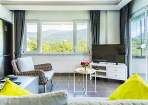 Gemütliche 2+1 Wohnung in einem Haus mit Pool und Grünfläche