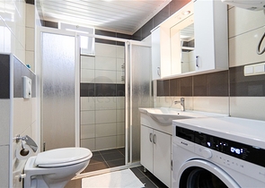 Gemütliche 2+1 Wohnung in einem Haus mit Pool und Grünfläche