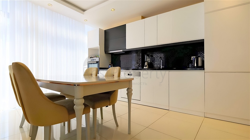 Geräumige möblierte 3+1-Wohnung mit reicher Infrastruktur in einer modernen Wohnanlage