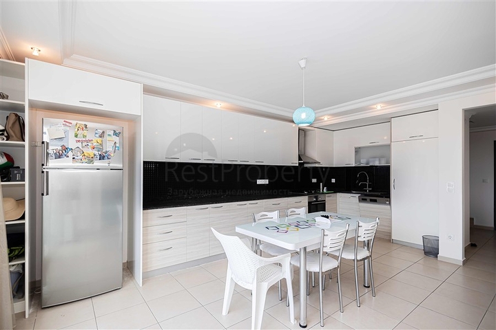 Geräumiges Penthouse mit Terrasse und Meerblick in einer prestigeträchtigen Wohnanlage