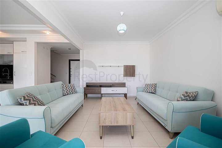 Geräumiges Penthouse mit Terrasse und Meerblick in einer prestigeträchtigen Wohnanlage