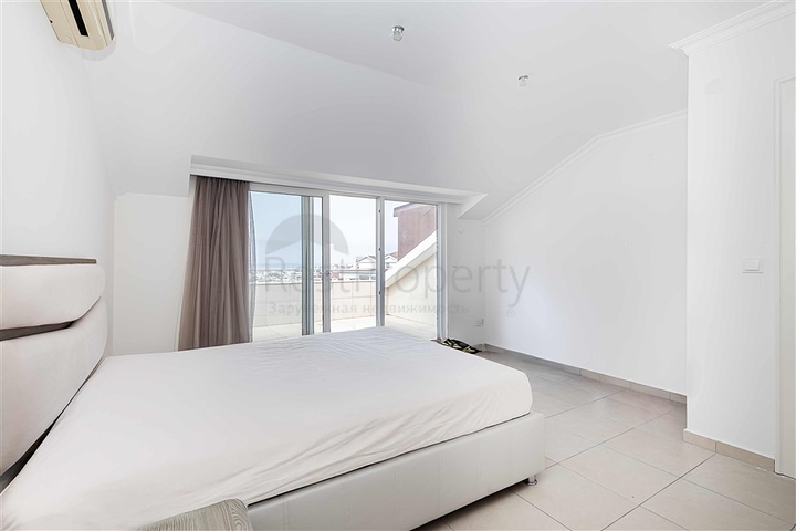 Geräumiges Penthouse mit Terrasse und Meerblick in einer prestigeträchtigen Wohnanlage