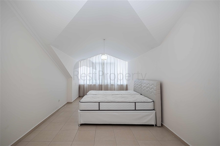 Geräumiges Penthouse mit Terrasse und Meerblick in einer prestigeträchtigen Wohnanlage