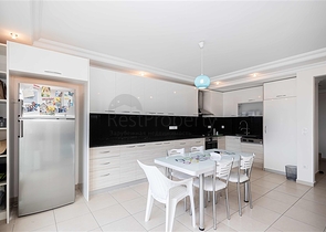 Geräumiges Penthouse mit Terrasse und Meerblick in einer prestigeträchtigen Wohnanlage