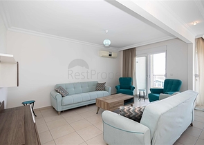 Geräumiges Penthouse mit Terrasse und Meerblick in einer prestigeträchtigen Wohnanlage