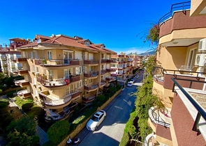 Gemütliche Wohnung in einem bewohnten Komplex im Herzen des Bezirks Oba