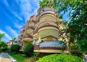 Gemütliche Wohnung in einem bewohnten Komplex im Herzen des Bezirks Oba