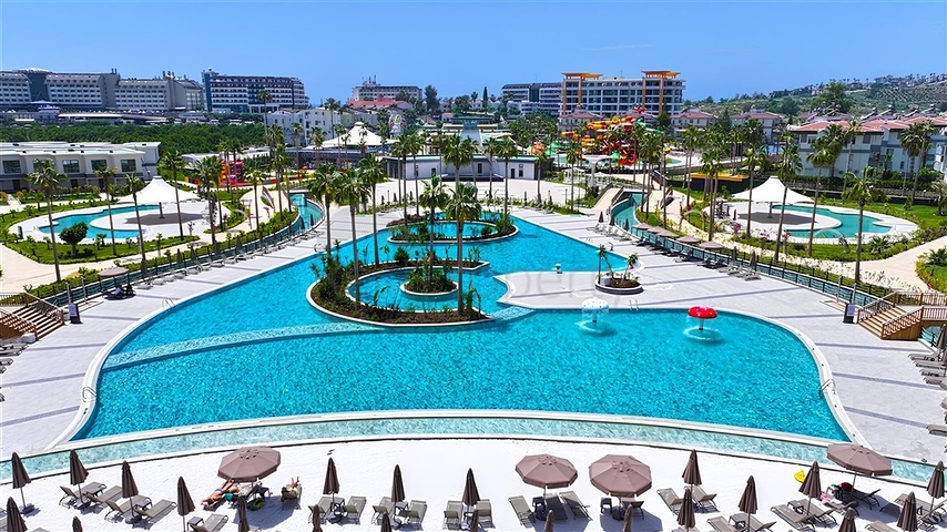 Luxuriöse 3+1-Wohnung mit Garten in einem Luxus-Komplex am Meer