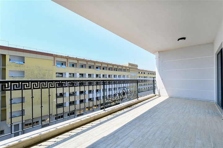 Geräumiges 3+1 Penthouse mit Meerblick, nur 50 m vom Strand entfernt