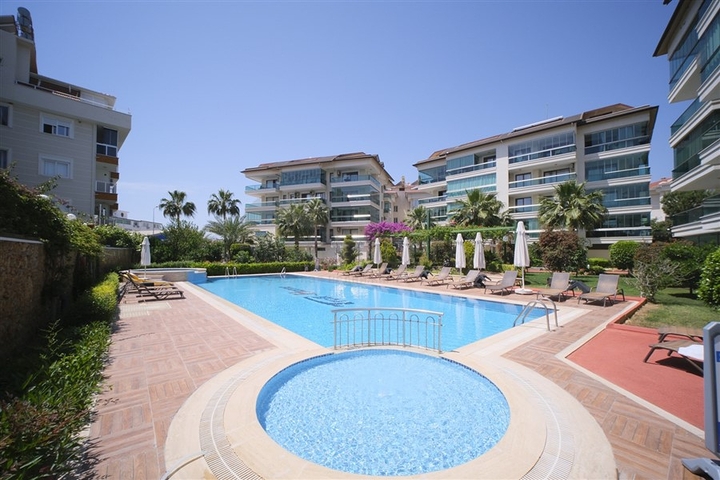 Geräumige möblierte 2+1-Wohnung in der prestigeträchtigen Gegend von Alanya - Beide