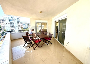 Komfortable möblierte 2+1-Wohnung in einer gepflegten Wohnanlage in der Gegend von Djikcilli