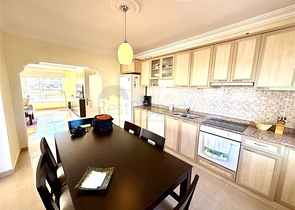 Komfortable möblierte 2+1-Wohnung in einer gepflegten Wohnanlage in der Gegend von Djikcilli