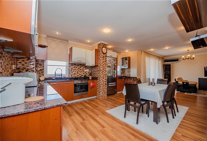 Geräumige 5+1-Wohnung mit Panoramablick und zu Fuß erreichbar zum Meer in der Gegend von Tosmur