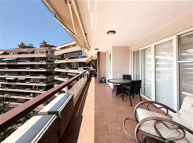 Geräumige 5+1-Wohnung mit Panoramablick und zu Fuß erreichbar zum Meer in der Gegend von Tosmur