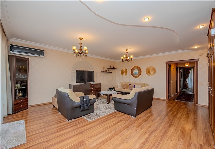 Geräumige 5+1-Wohnung mit Panoramablick und zu Fuß erreichbar zum Meer in der Gegend von Tosmur