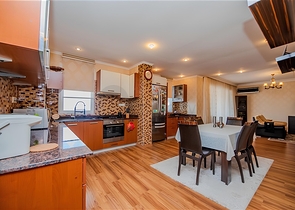 Geräumige 5+1-Wohnung mit Panoramablick und zu Fuß erreichbar zum Meer in der Gegend von Tosmur