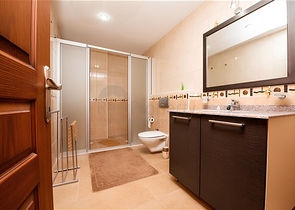 Geräumige 5+1-Wohnung mit Panoramablick und zu Fuß erreichbar zum Meer in der Gegend von Tosmur