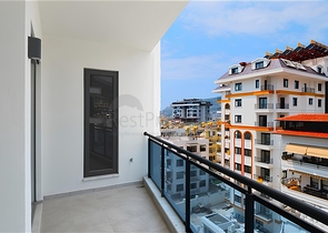 Geräumige 2+1-Wohnung in einem neuen Komplex mit Meerblick im Zentrum von Alanya