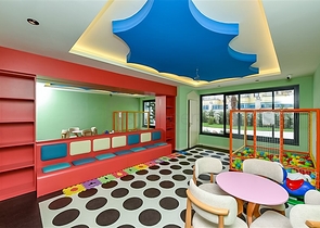 Geräumige 2+1-Wohnung in einem neuen Komplex mit Meerblick im Zentrum von Alanya