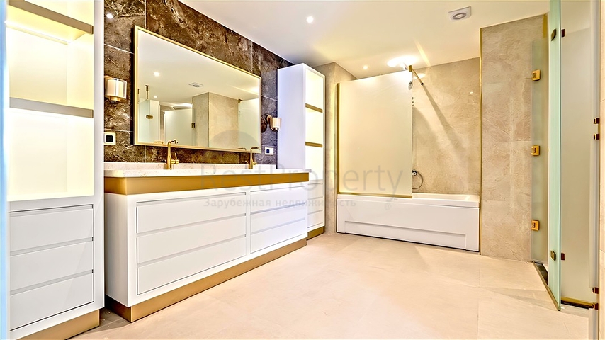 Geräumige 5+1-Wohnung mit Meerblick im Zentrum von Alanya