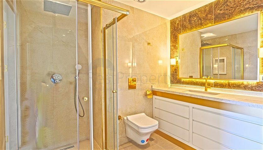 Geräumige 5+1-Wohnung mit Meerblick im Zentrum von Alanya