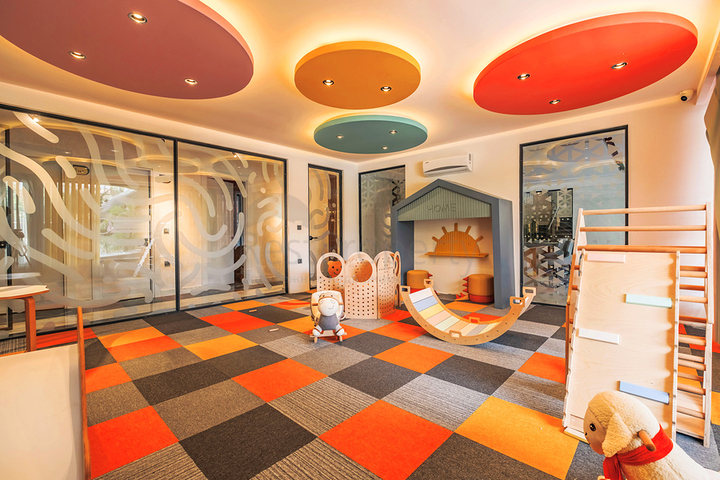 Moderne Wohnung mit Garten am Meer in einer malerischen Gegend