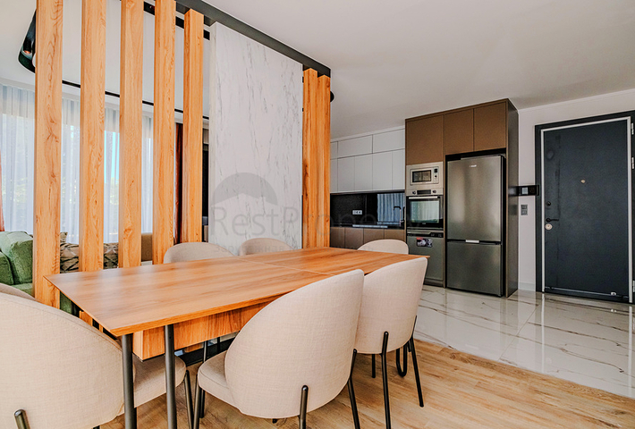 Moderne Wohnung mit Garten am Meer in einer malerischen Gegend