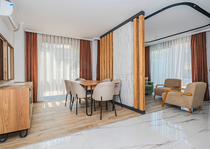 Moderne Wohnung mit Garten am Meer in einer malerischen Gegend