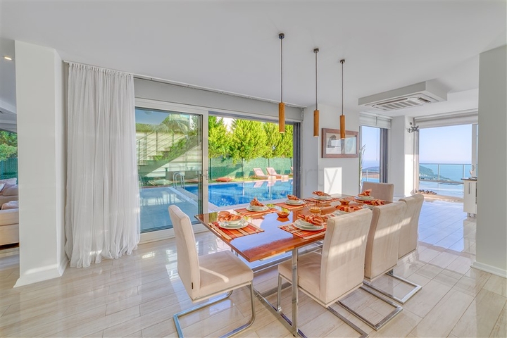 Geräumige Villa mit Panoramablick auf das Meer im Zentrum von Alanya