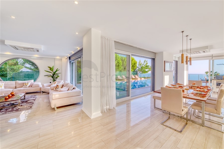 Geräumige Villa mit Panoramablick auf das Meer im Zentrum von Alanya