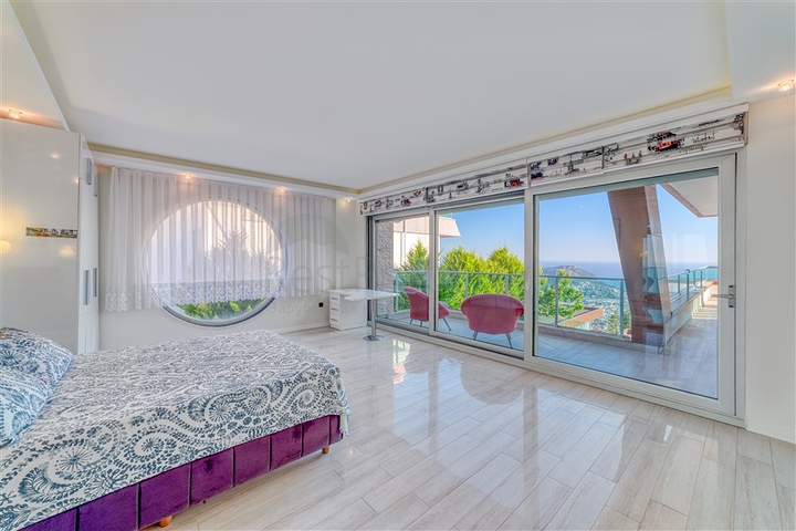 Geräumige Villa mit Panoramablick auf das Meer im Zentrum von Alanya