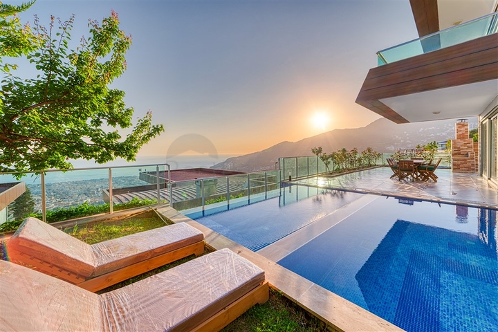 Geräumige Villa mit Panoramablick auf das Meer im Zentrum von Alanya