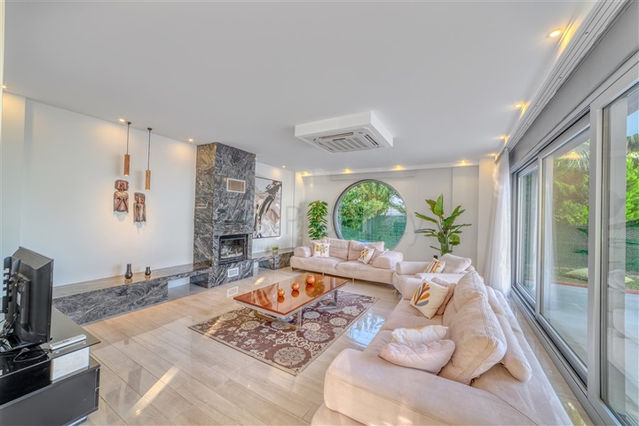 Geräumige Villa mit Panoramablick auf das Meer im Zentrum von Alanya