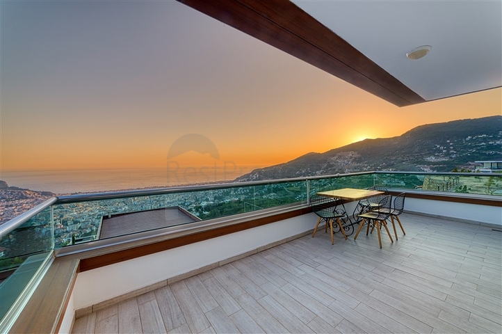 Geräumige Villa mit Panoramablick auf das Meer im Zentrum von Alanya