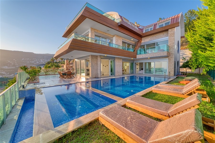 Geräumige Villa mit Panoramablick auf das Meer im Zentrum von Alanya