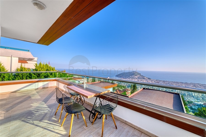 Geräumige Villa mit Panoramablick auf das Meer im Zentrum von Alanya